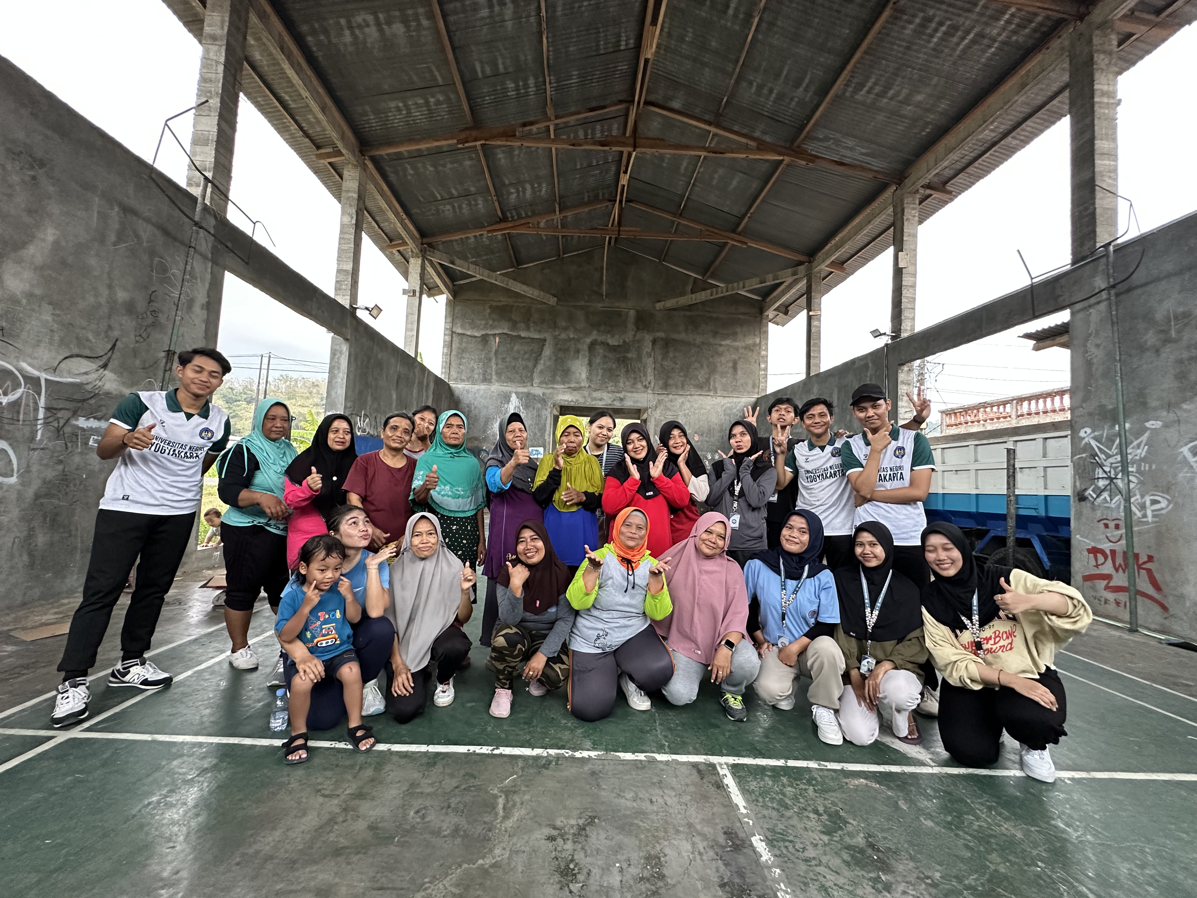 Senam bersama warga dan Tim KKN