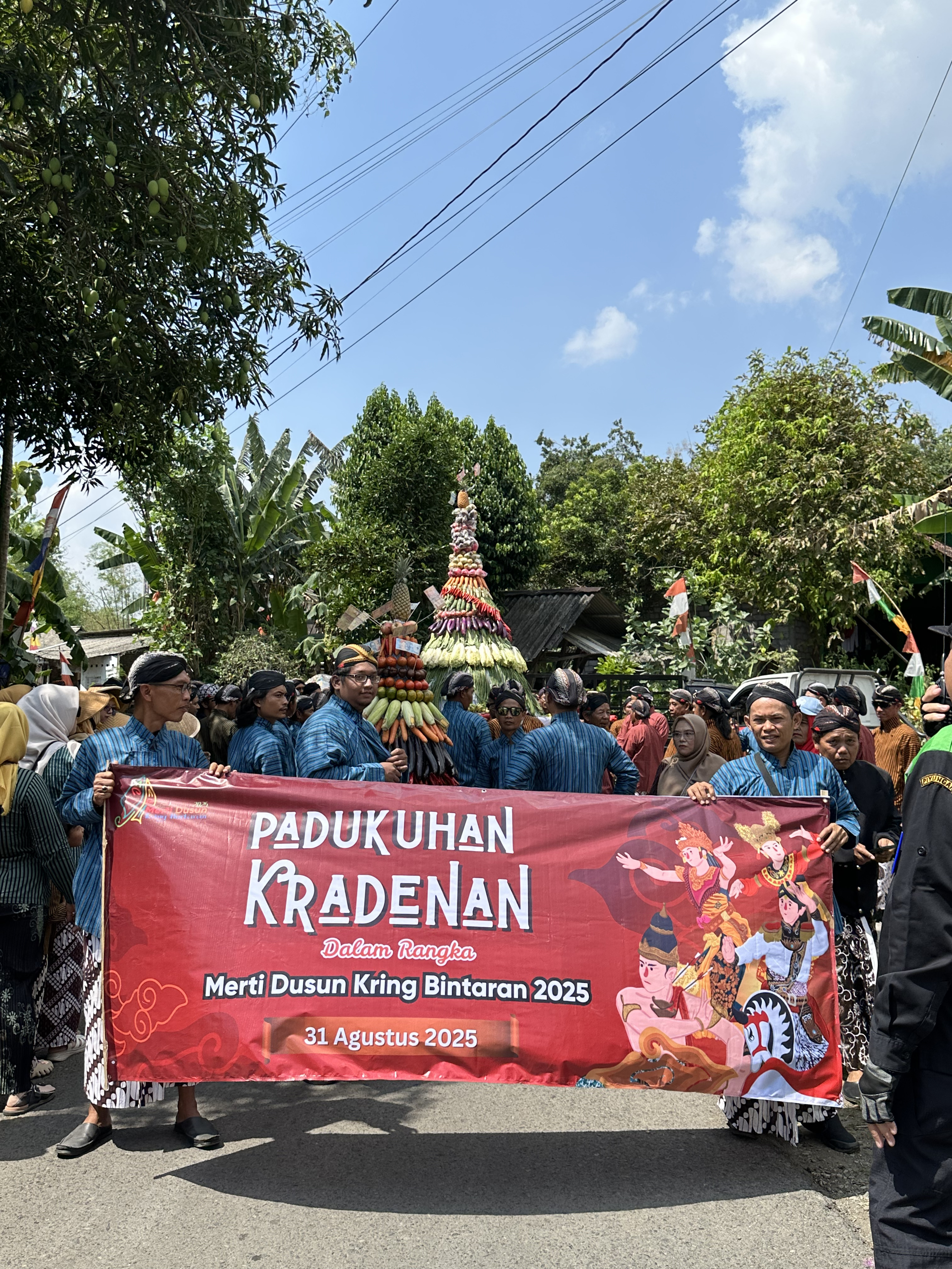 Kirab gunungan merti dusun